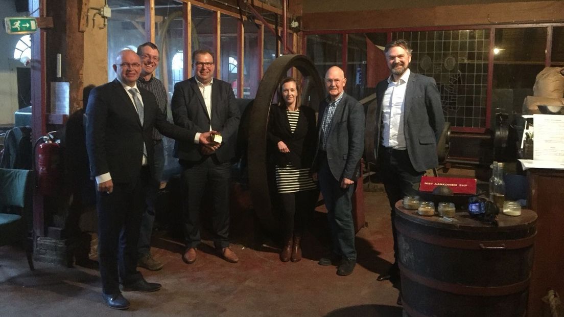 Staghouwer (links) poseert met de mosterd