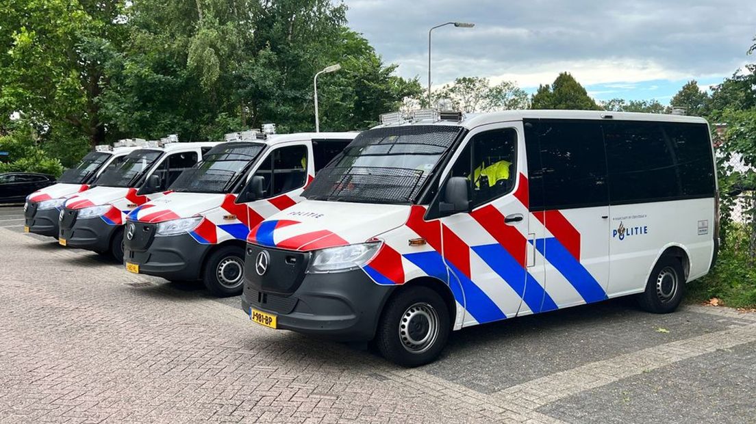 De politie is al met veel busjes aanwezig in Harderwijk.