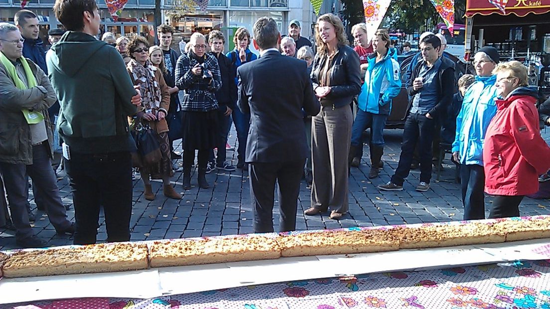 Op de Grote Markt in Nijmegen heeft milieuwethouder Van der Meer donderdag een 10 meter lange appeltaart aangesneden.Dat gebeurde in het kader van de Dag van de Duurzaamheid.