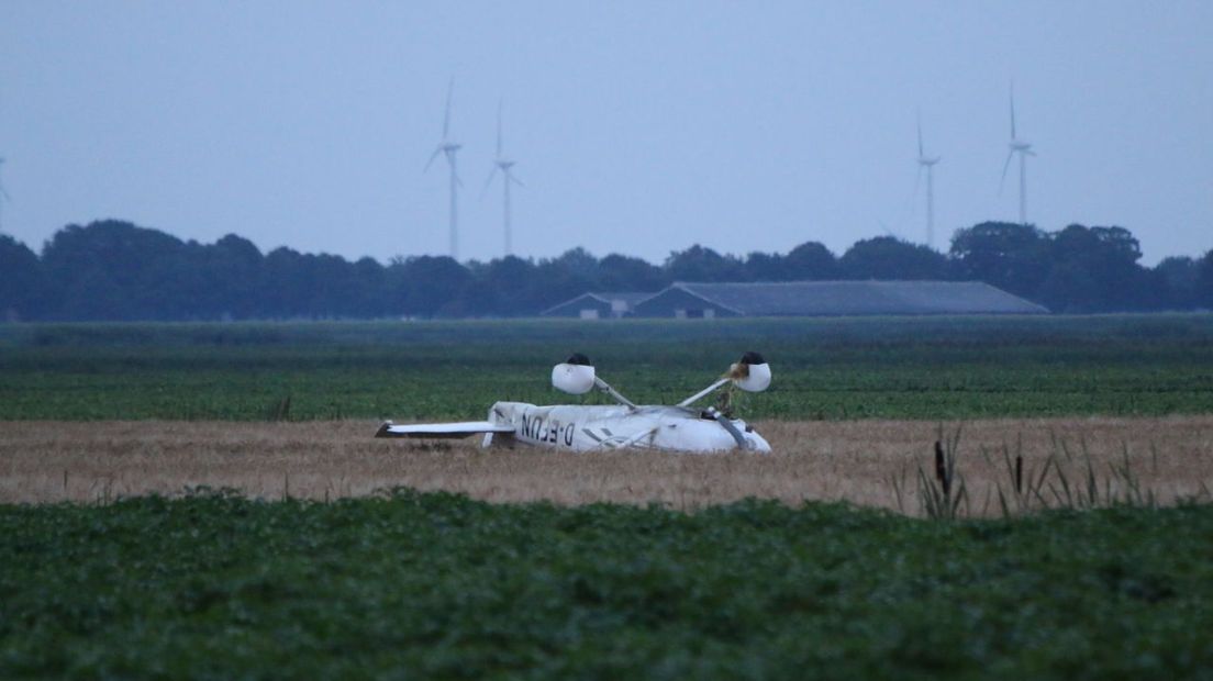 Het vliegtuigje maakte een noodlanding en kwam op z'n kop tot stilstand