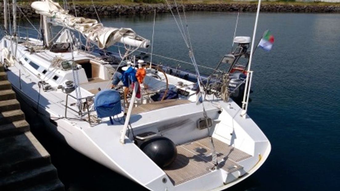 Huiszoekingen in Colijnsplaat en Kortgene na vondst 500 kilo coke op zeilschip - Omroep Zeeland