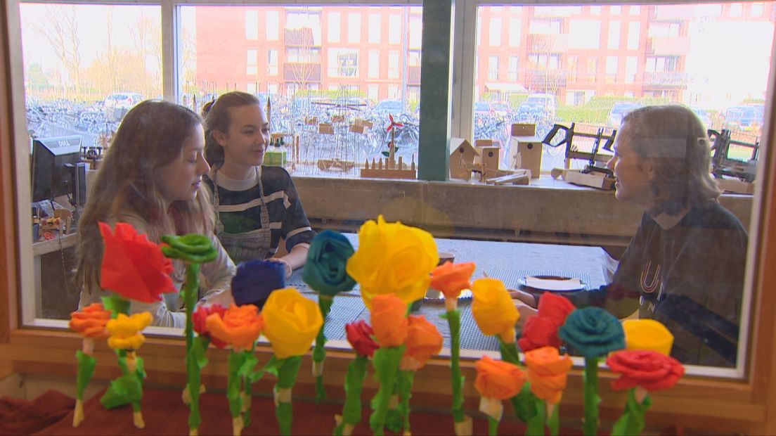 De drie leerlingen achter hun zelfbedachte raam