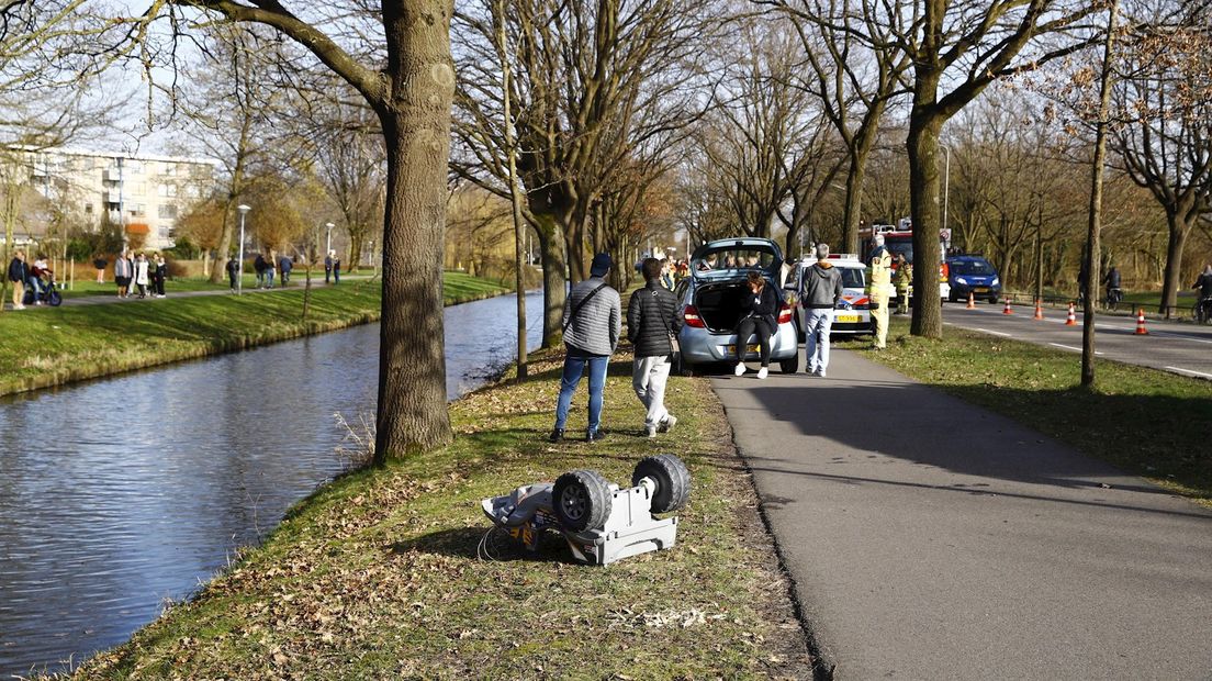 Brandweer dregt in Kamper sloot vanwege achtergelaten speelgoed aan de waterkant