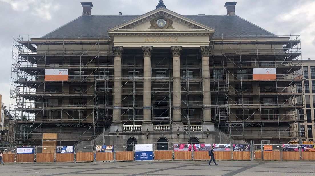 Het stadhuis in de steigers