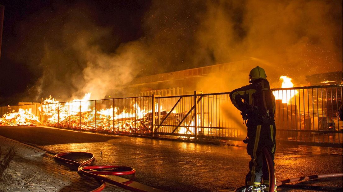 Grote brand in lading hout bij EMERGO in Almelo