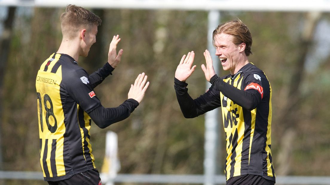 Rijnsburgse Boys-spelers Bram de Bruin (l) en Dani van der Moot (r)