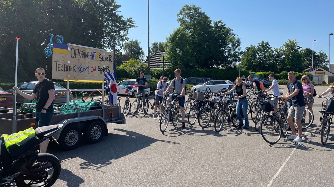 De studinten mei in part fan de fytsen foar Oekraïners