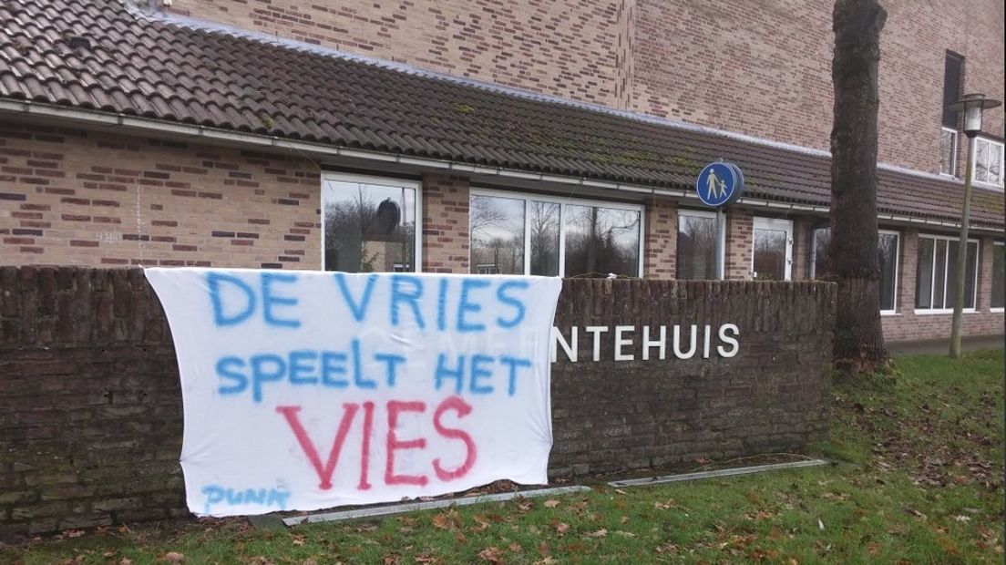 Een aantal inwoners van Geldermalsen is fel gekant tegen de mogelijke komst van een asielzoekerscentrum (azc) voor 1500 mensen in hun dorp. Ze hingen spandoeken op om hun ongenoegen te uiten.