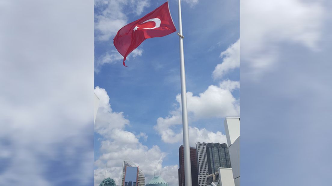 De Turkse vlag hangt halfstok op het Haagse stadhuis