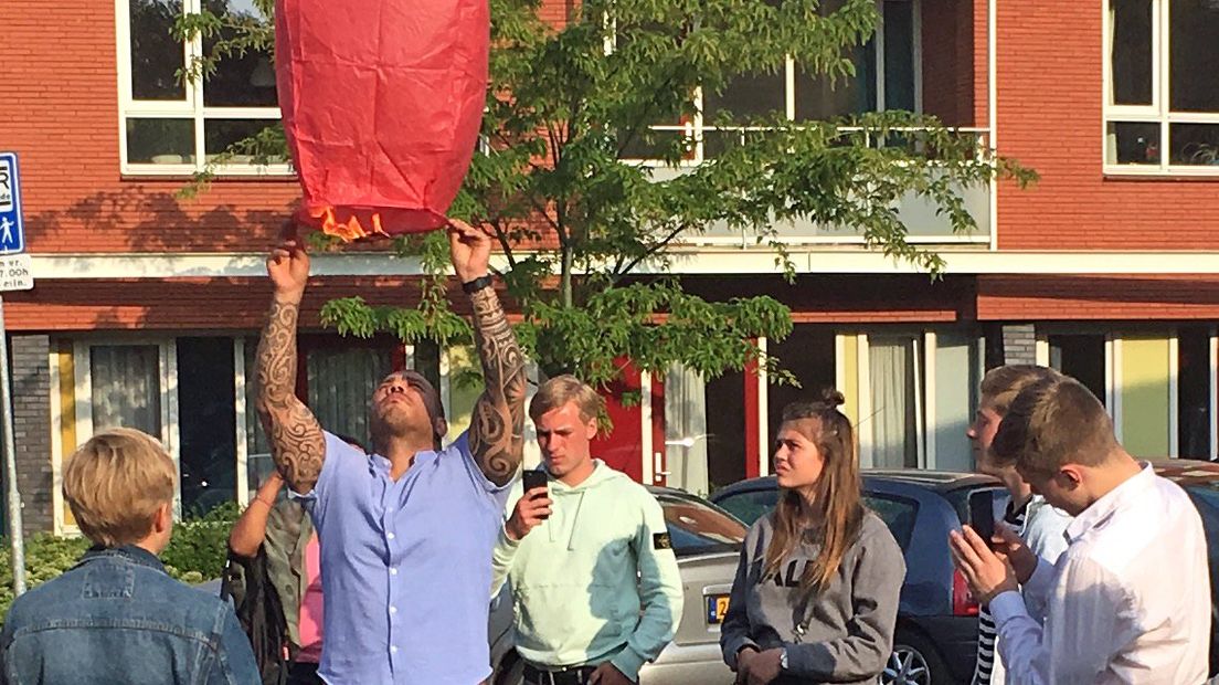 De familie laat wensballonnen op
