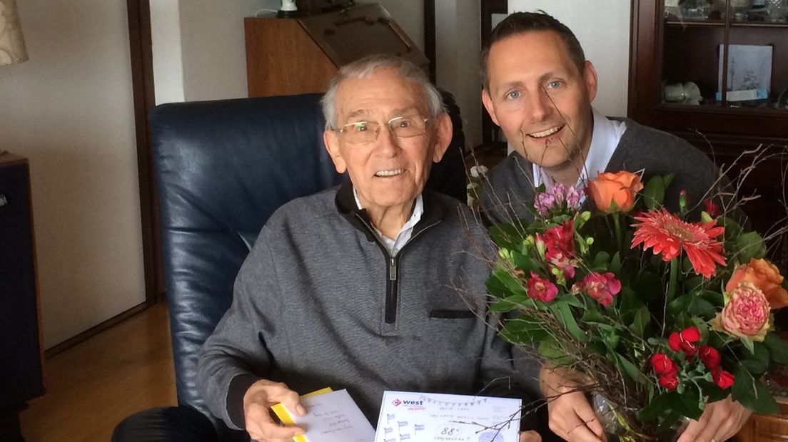Jarige Leen Huisman(l) met Patrick van Houten