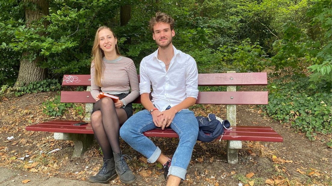 Op dit bankje hebben Idwerd (links) en Kiban (rechts) de afgelopen zomer veel tijd doorgebracht