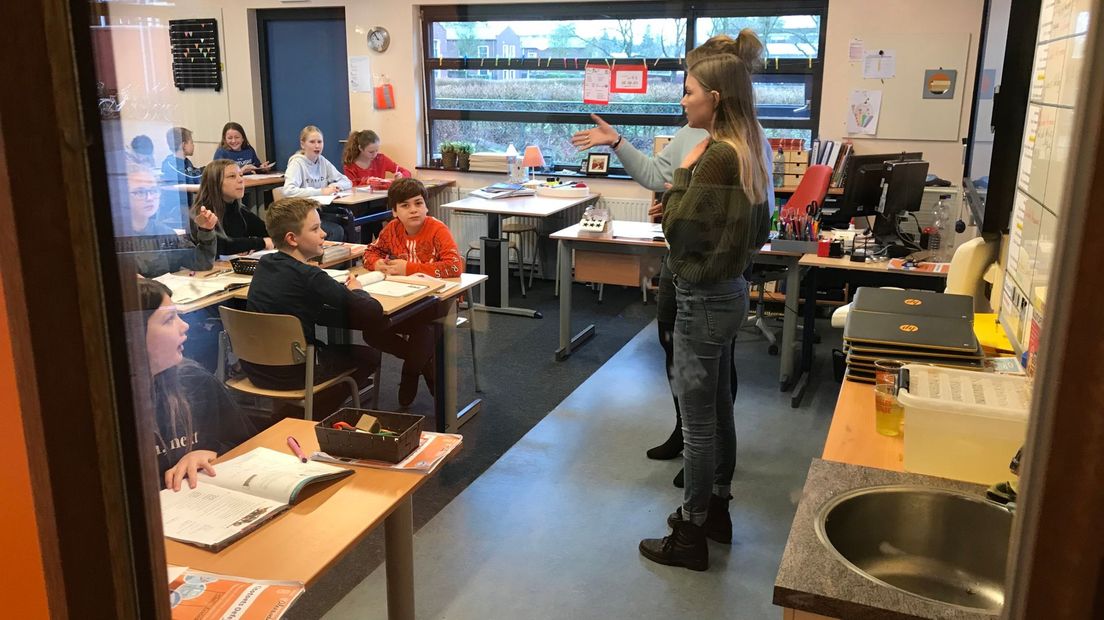 Hannah Mae geeft les aan groep 8b van obs 't Eenspan in Emmen