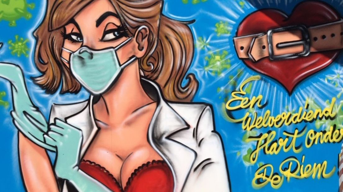 Street-art op bouwschutting van voormalige postkantoor in Den Haag
