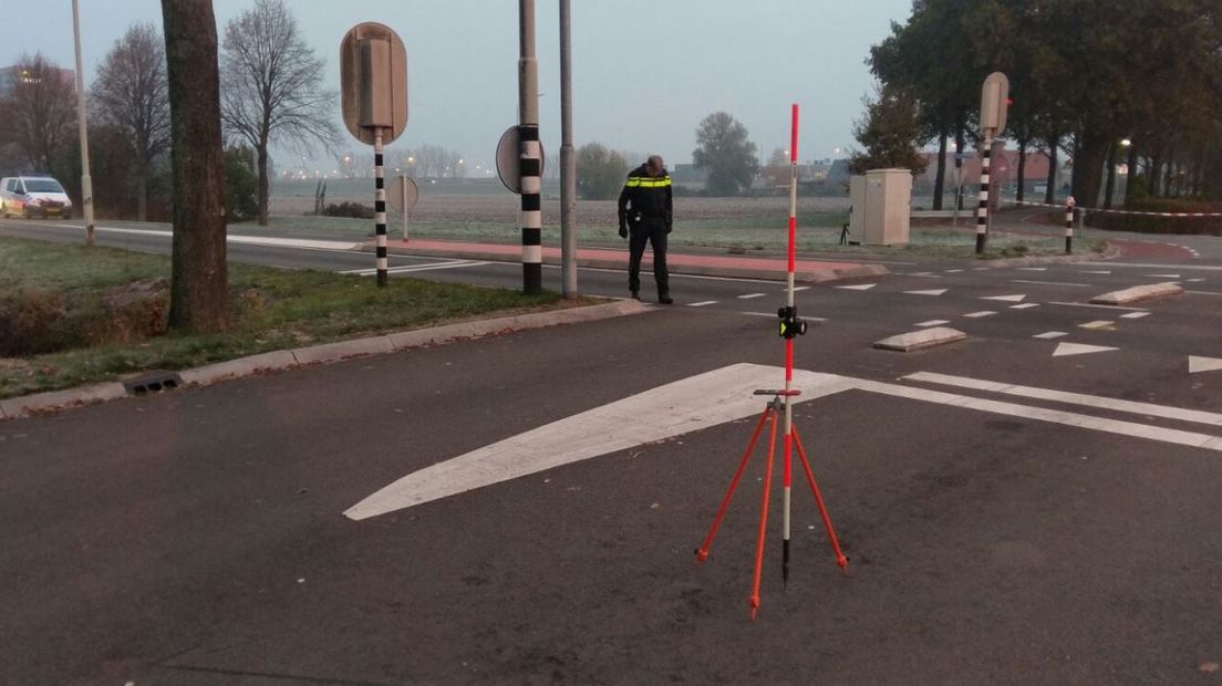 Op de Oostsingel in Duiven is zaterdagochtend een fietser aangereden door een auto. De man van 20 uit Giesbeek werd tientallen meters meegesleurd en raakte zwaargewond. De automobilist reed door. Later zijn vier personen aangehouden.