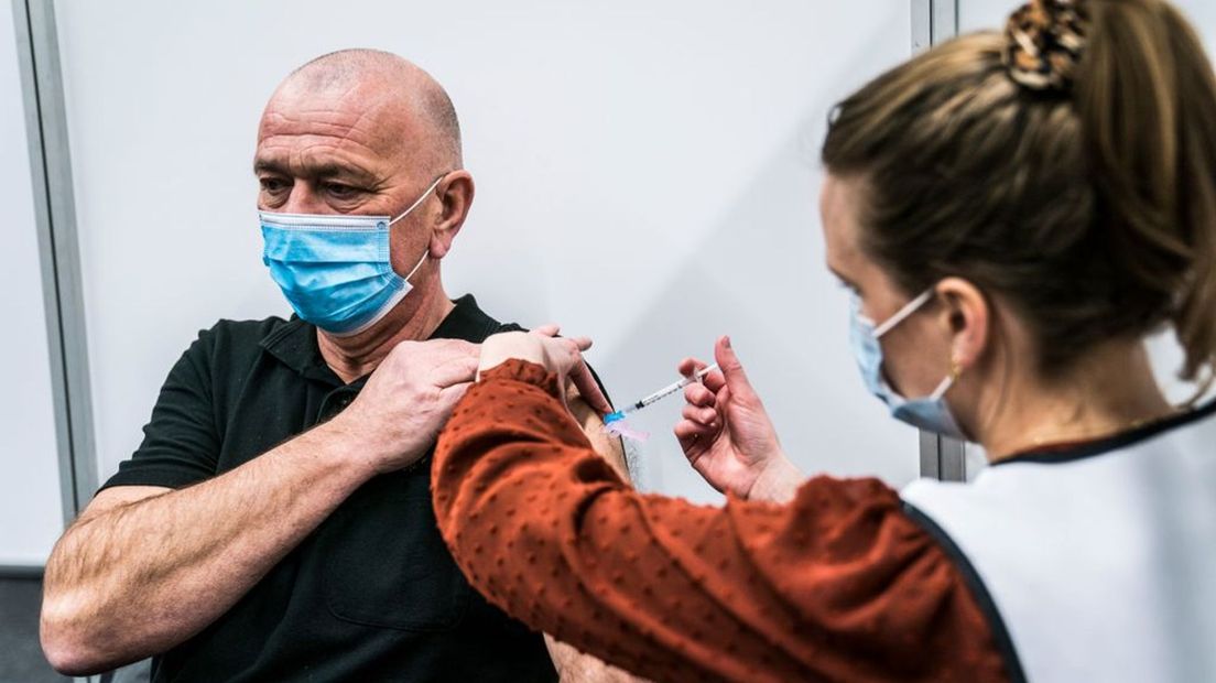 Er wordt een coronaprik gezet. Foto ter illustratie.
