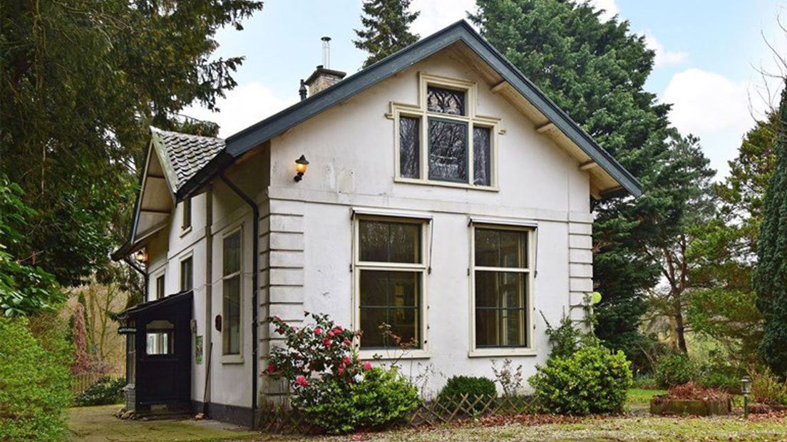Voormalige dienstwoning Koninklijk Landgoed De Horsten staat te koop.