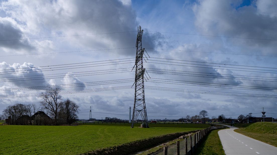 De elektriciteitsmast naast de Friesestraatweg