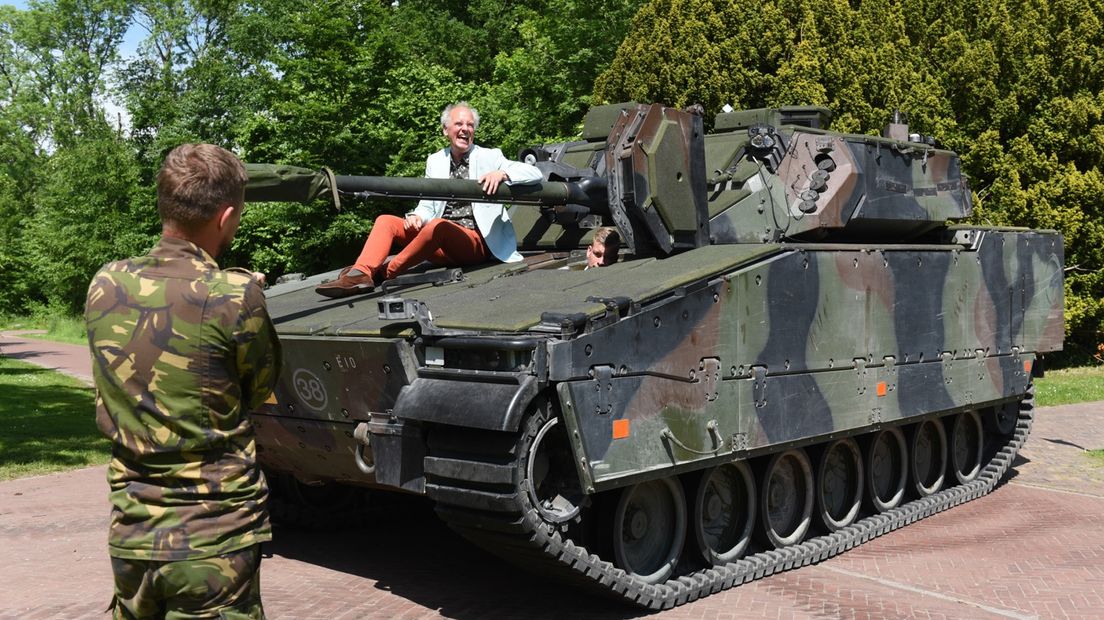 Geert Pruiksma op een tank