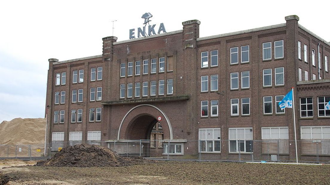 De gemeente Ede gaat een pijpleiding van Ede naar de Nederrijn leggen om vervuild grondwater dat onder het voormalig Enkaterrein zit, af te voeren.De operatie gaat miljoenen kosten en wordt deels door de provincie gefinancierd.