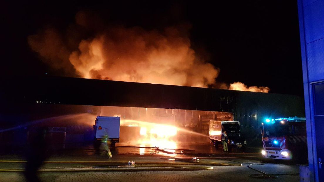 Op het industrieterrein aan de Vierde Broekdijk in Aalten woedde sinds dinsdagavond een zeer grote brand. Er kwamen zo'n negentig tot honderd brandweermensen uit de wijde omgeving op af om de brand onder controle te krijgen.