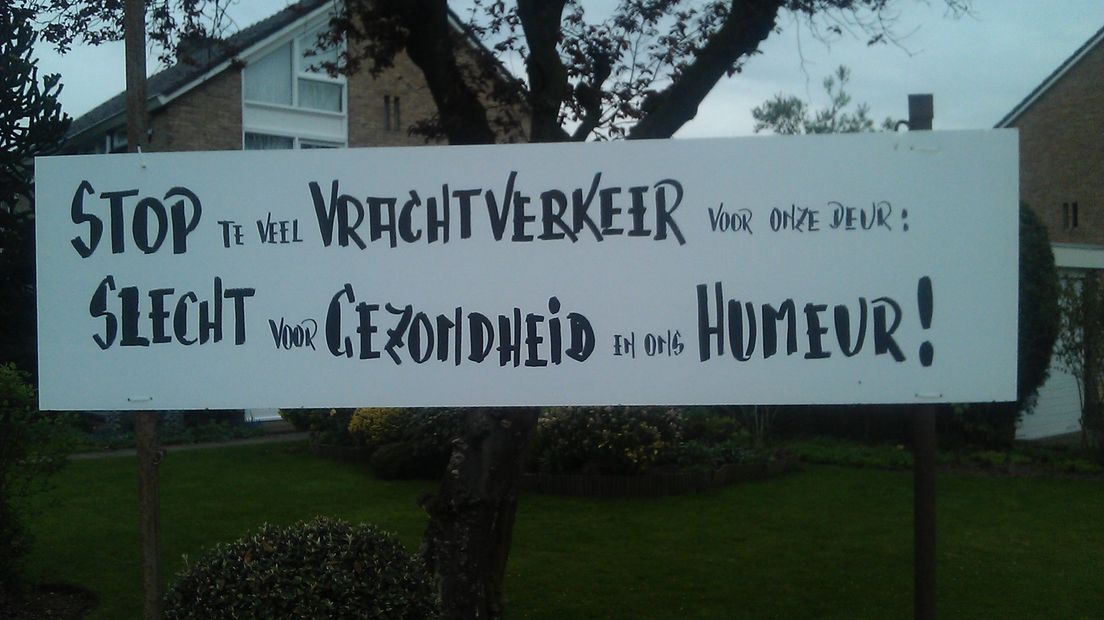 De bewoners van de provinciale Babberichseweg bij Zevenaar voeren actie tegen de verkeersonveilige situatie op de weg waaraan ze wonen.
