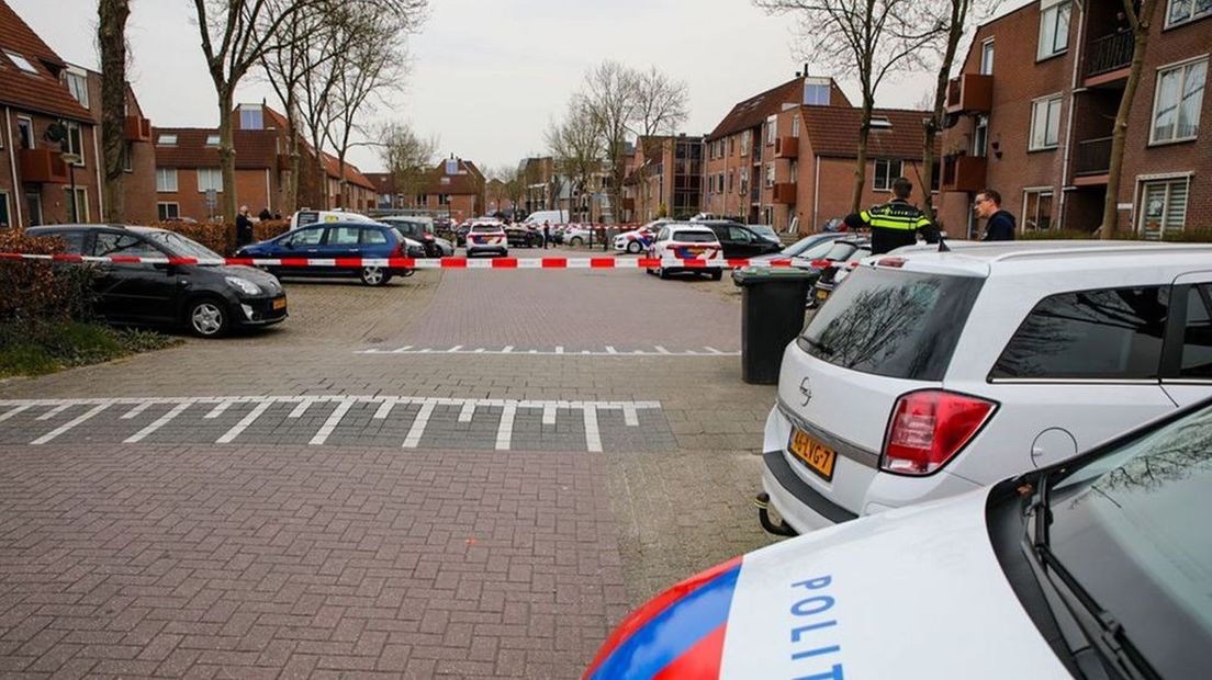 Politie-onderzoek op de Warenargaarde in Apeldoorn.
