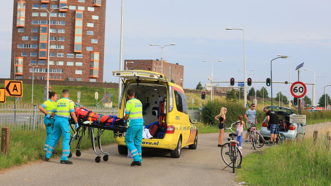 Het jongetje is per ambulance afgevoerd.