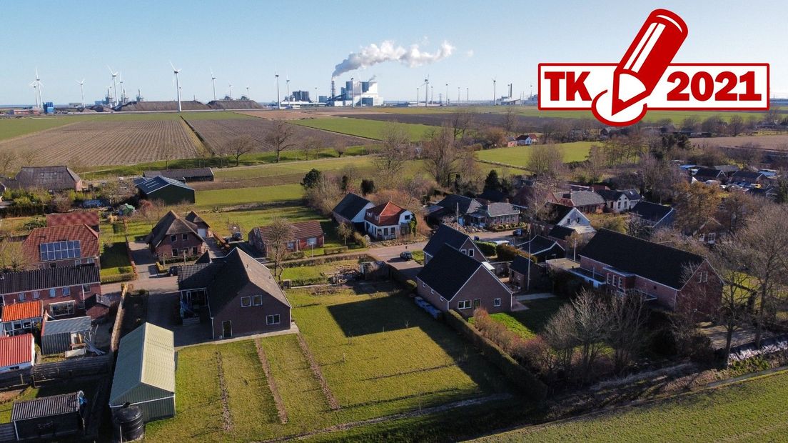 Oudeschip met aan de horizon de Eemshaven