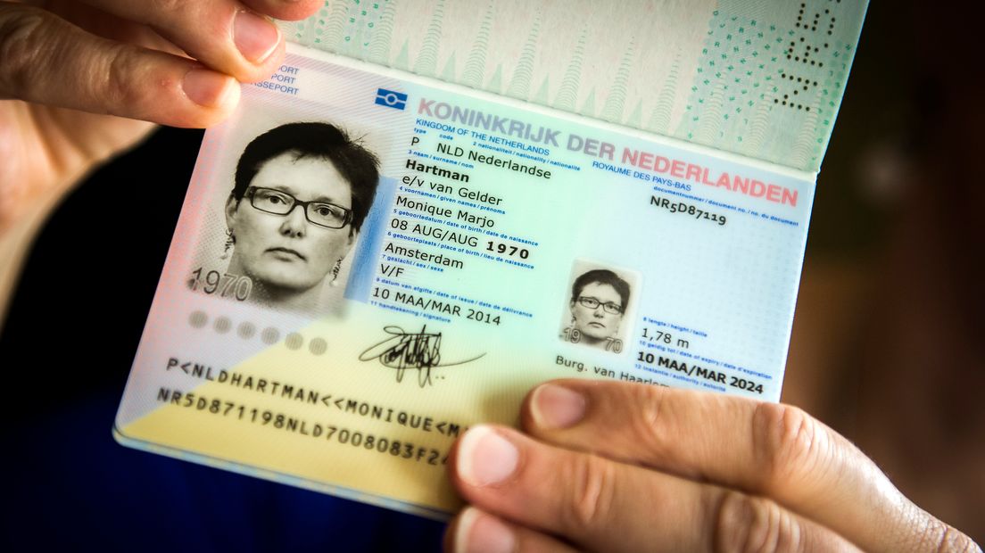 De gemeente Coevorden maakt het mogelijk dat inwoners hun nieuwe paspoort per post ontvangen (Rechten:ANP/Remko de Waal)