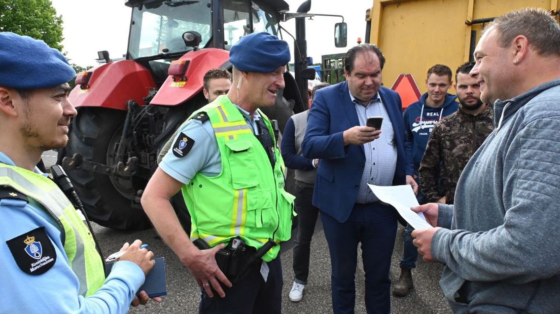Protesterende boeren in gesprek met de marechaussee en burgemeester Thijsen van Tynaarlo