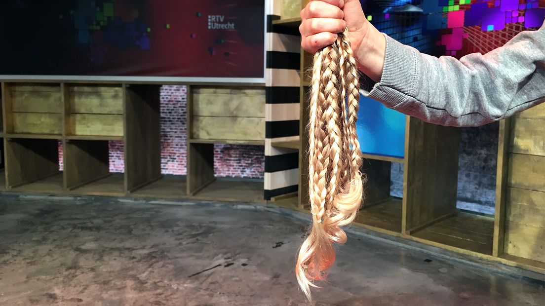 De gespaarde haren in een aantal vlechten.