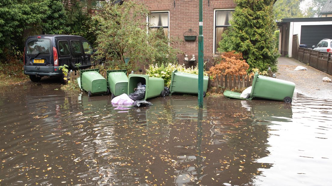 Vuilnis spoelde over de Korte Ossendamweg.