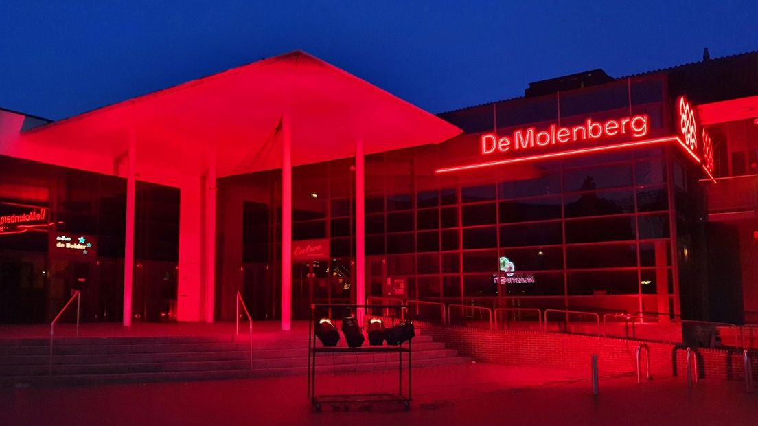 Theater de Molenberg in Delfzijl kleurde onlangs rood om aandacht te vragen voor de problemen door corona