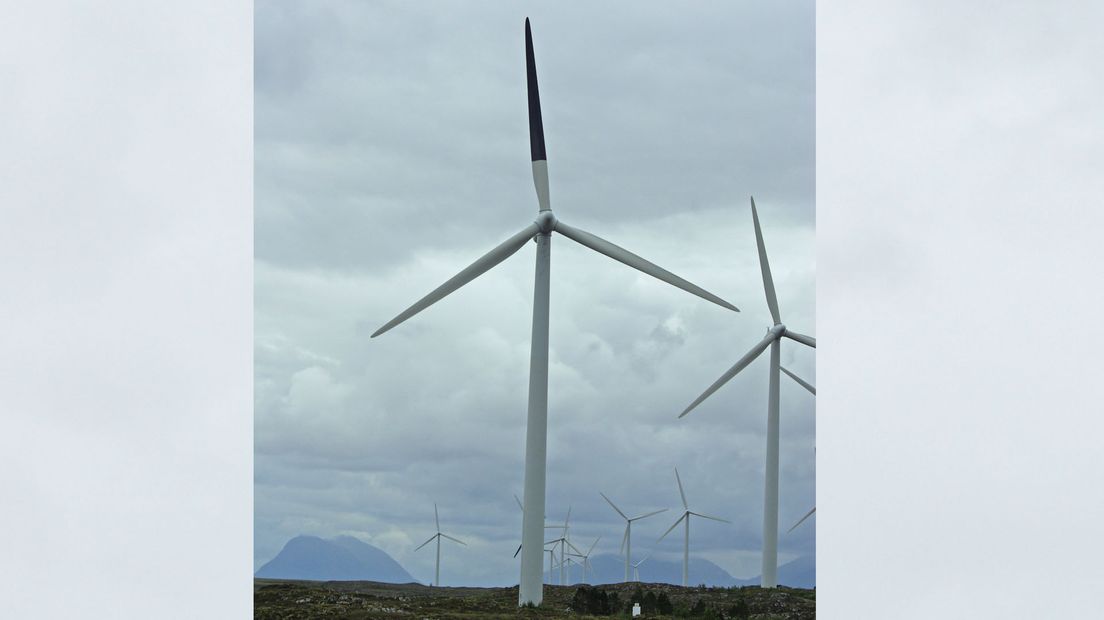 Eén van de windmolens met zwarte wiek op het Noorse eiland Smøla