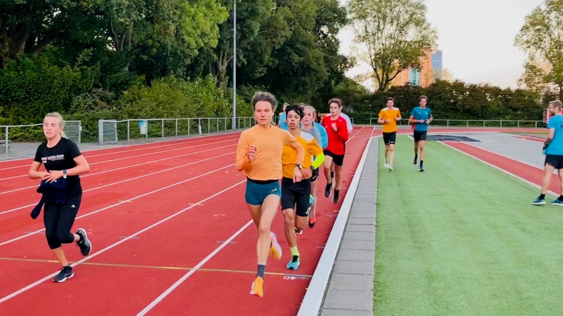 Silke Jonkman ligt op snelheid op de atletiekbaan