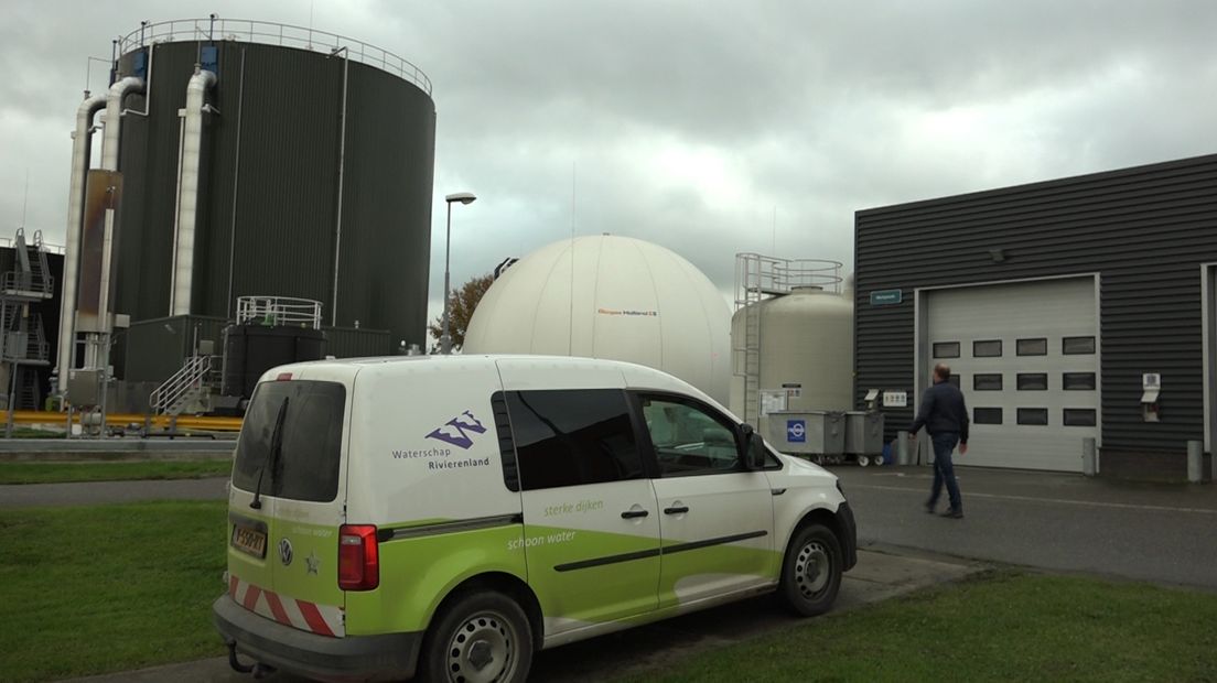 Waterschap Rivierenland wil energie-neutraal worden. Daarom is er bij de rioolwaterzuivering in Tiel een nieuwe vergistingsinstallatie gebouwd. Deze blijkt voldoende energie op te leveren om zelfvoorzienend te zijn. Het complex is daarom nu officieel omgedoopt tot energiefabriek.