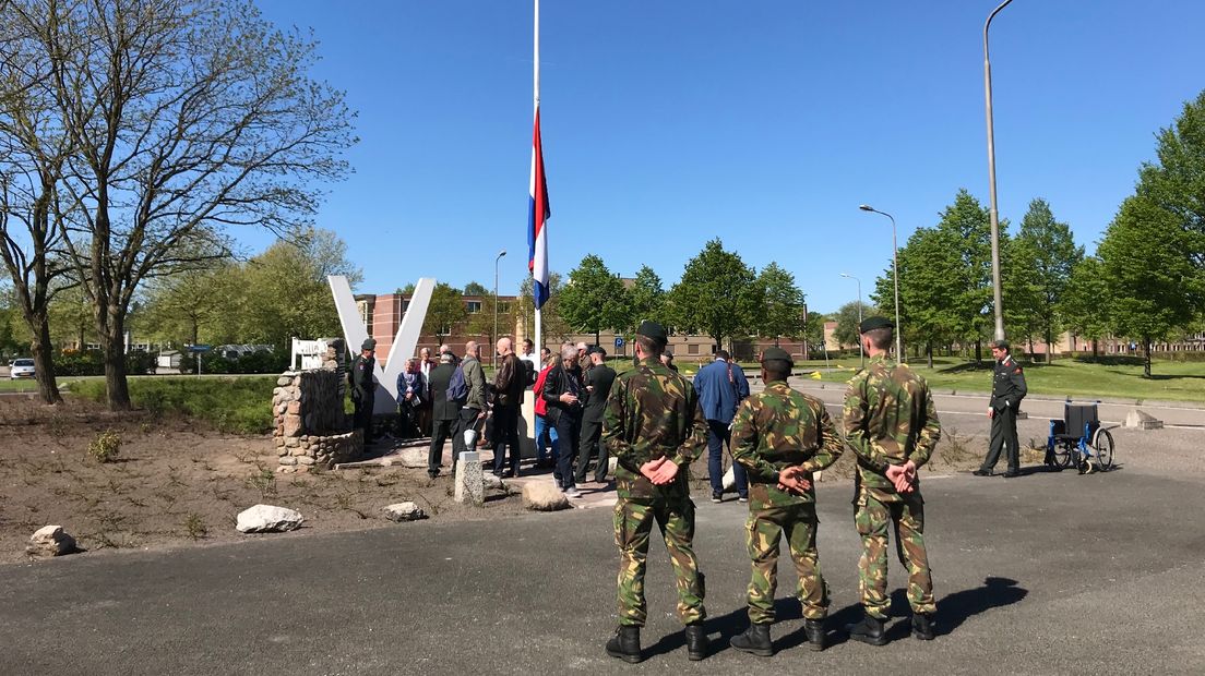 De overhandiging bij het monument voor Johannes Post (Rechten: RTV Drenthe/Jeroen Kelderman)