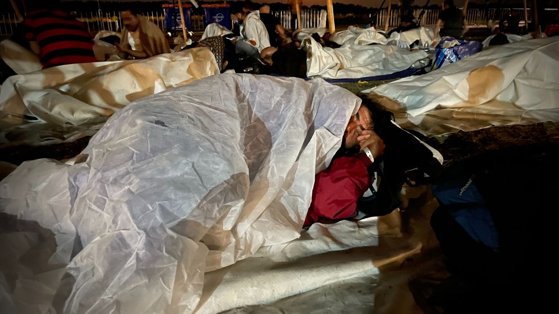 .Een man uit Irak probeert een oog dicht te doen