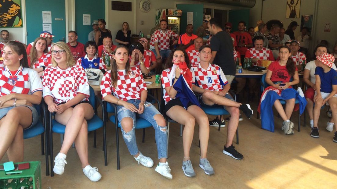De Kroatische fans leven mee in een volgepakte kantine van voetbalvereniging Mamio