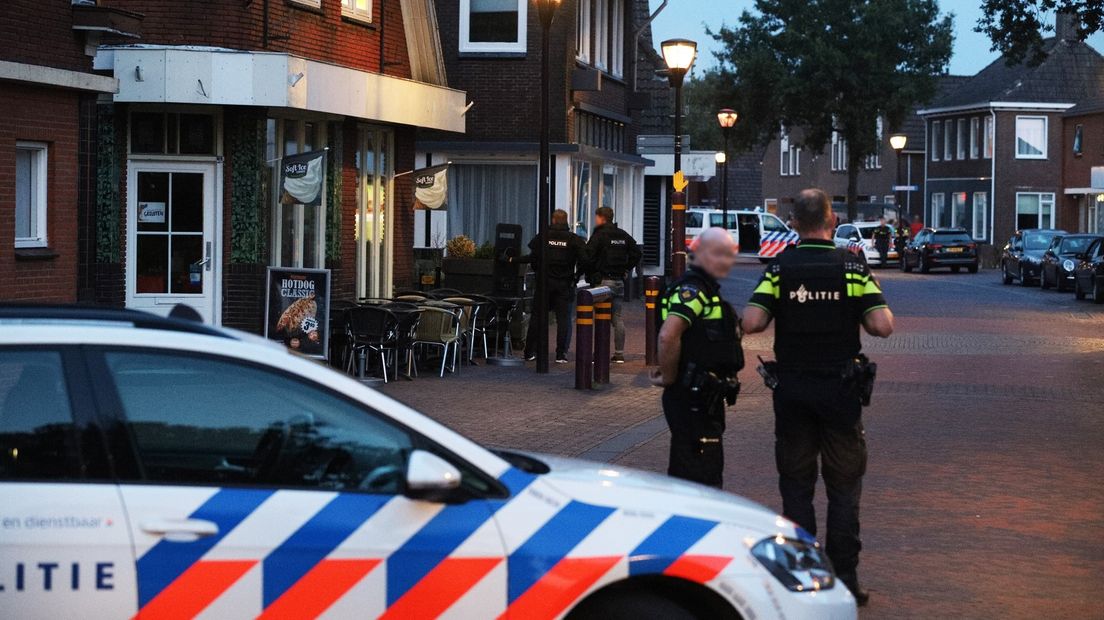 De politie viel woensdagavond in de Kerkstraat in Muntendam een woning binnen