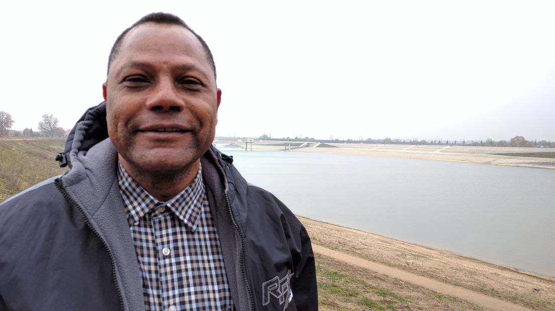 Burgemeester Checanhanza van de stad Tete in Mozambique is in Nijmegen om te leren hoe de nevengeul de Waalstad veilig houdt bij hoogwater.
