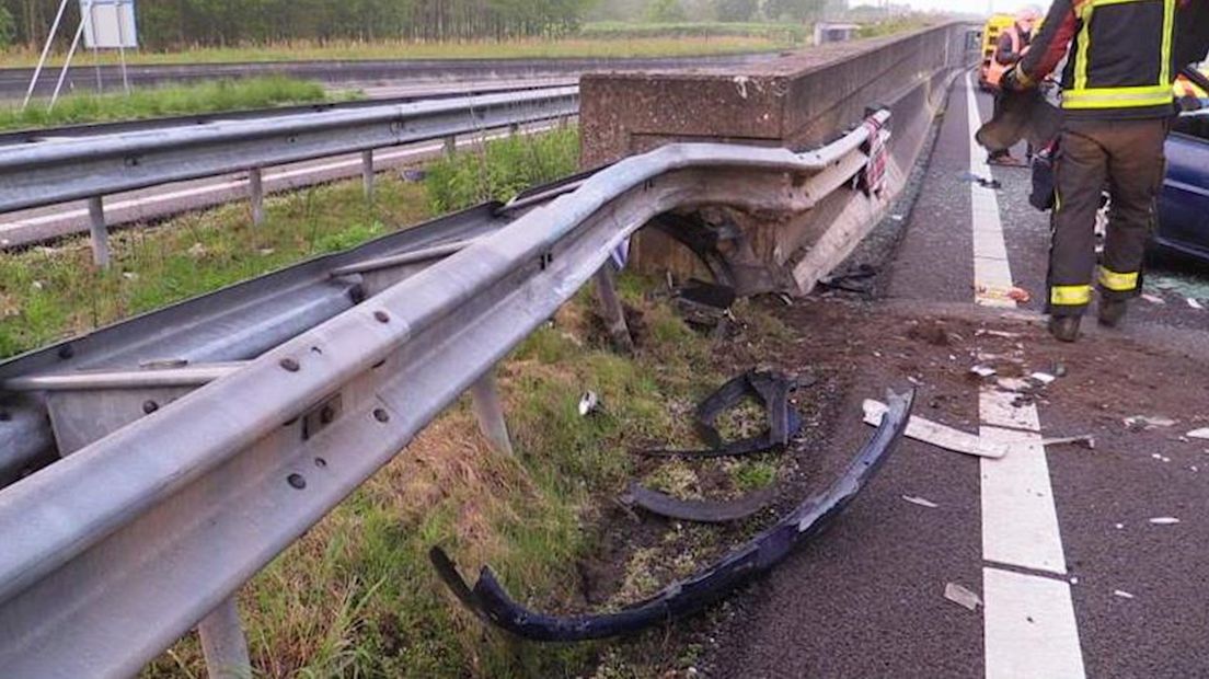 Auto tegen vangrail bij Meppel