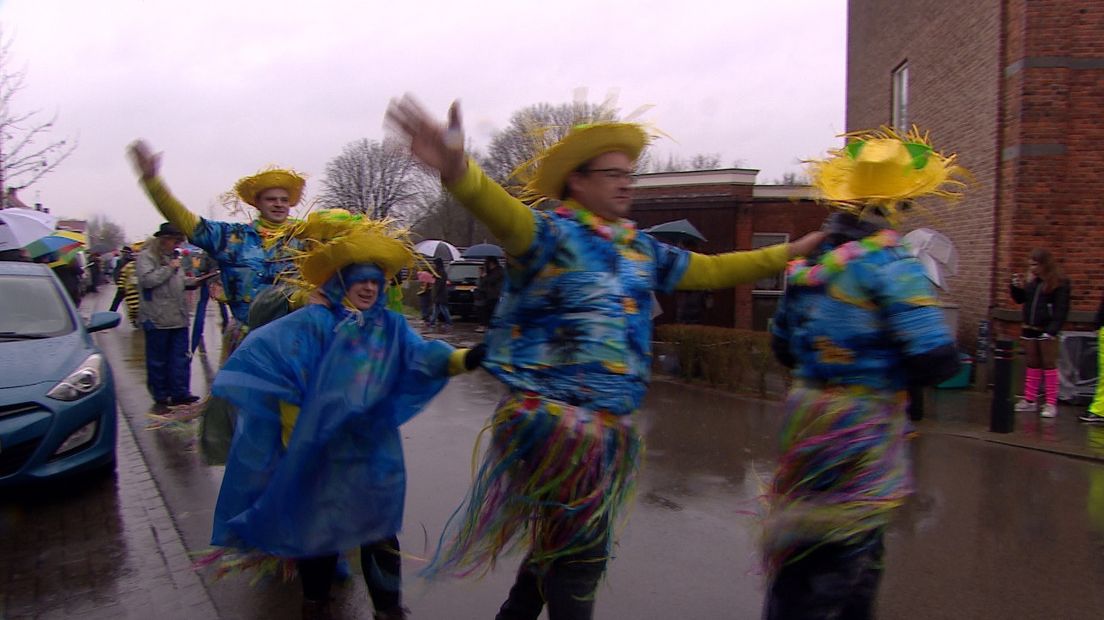 Slecht weer: Grote praalwagens uit de optochten gehaald (video)