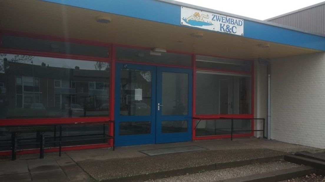 De entree van het gesloten zwembad in Beusichem.