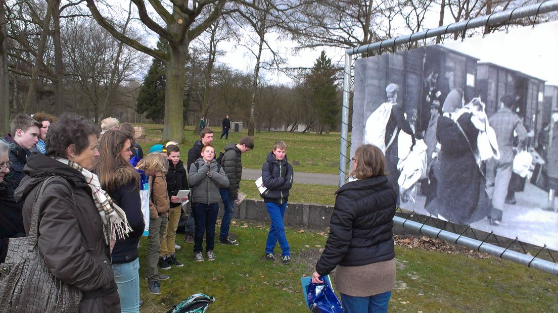 Leerlingen van het Dr. Nassau College in Beilen bezochten voormalig Kamp Westerbork