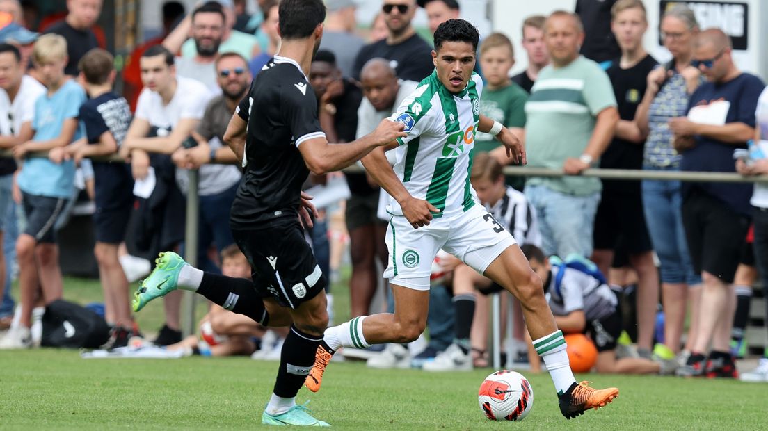Ragnar Oratmangoen aan de bal tegen PAOK.