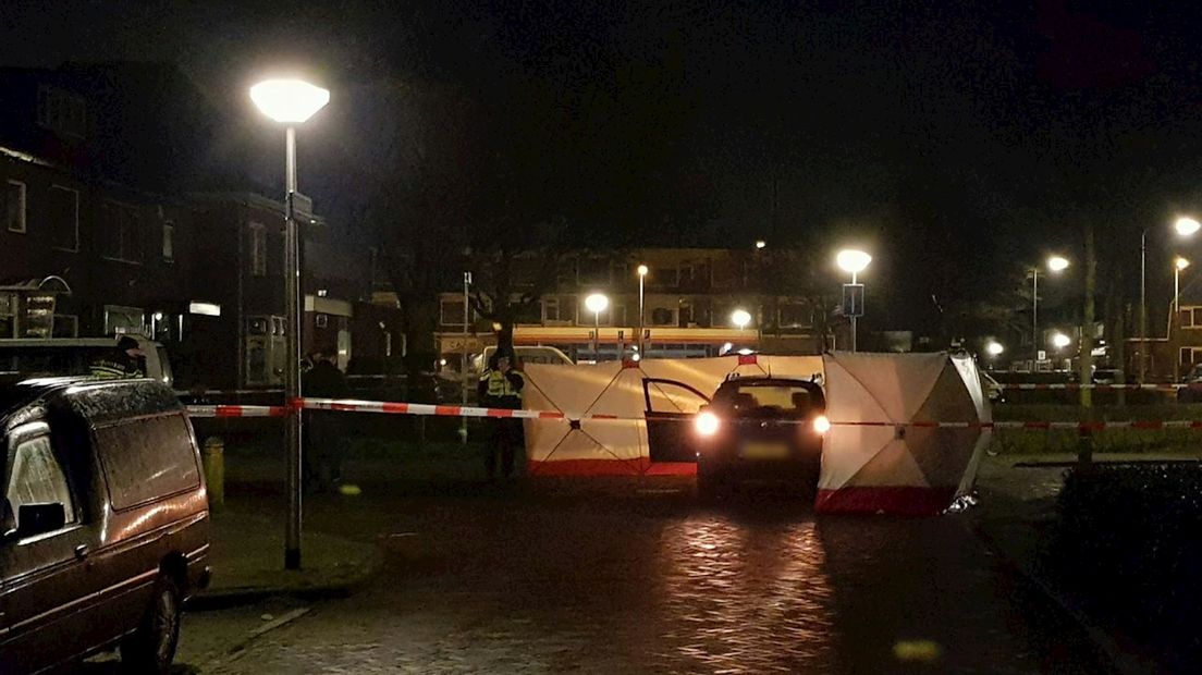 Dode man in auto op straat in Enschede