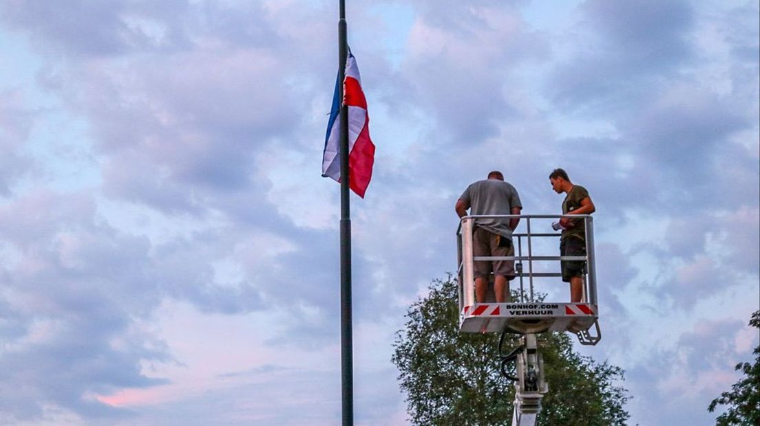 Boeren hebben donderdagavond omgekeerde vlaggen opgehangen.