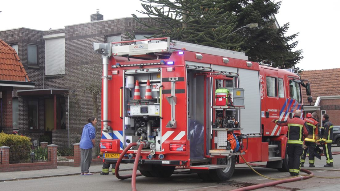 De brandweer wist te voorkomen dat de brand oversloeg naar de benedenverdieping van de woning.